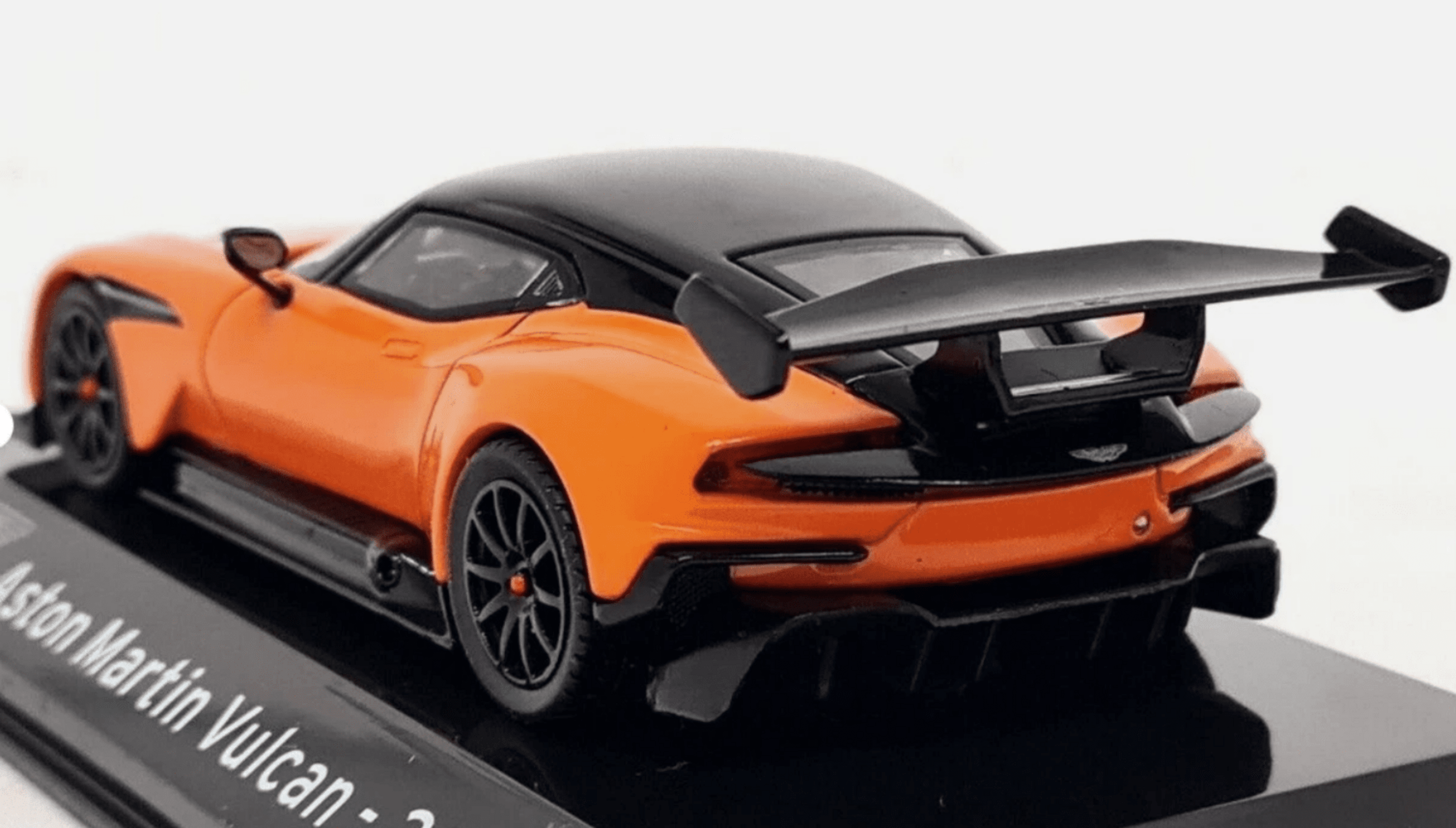 Aston Martin Vulcan (2015) - 5