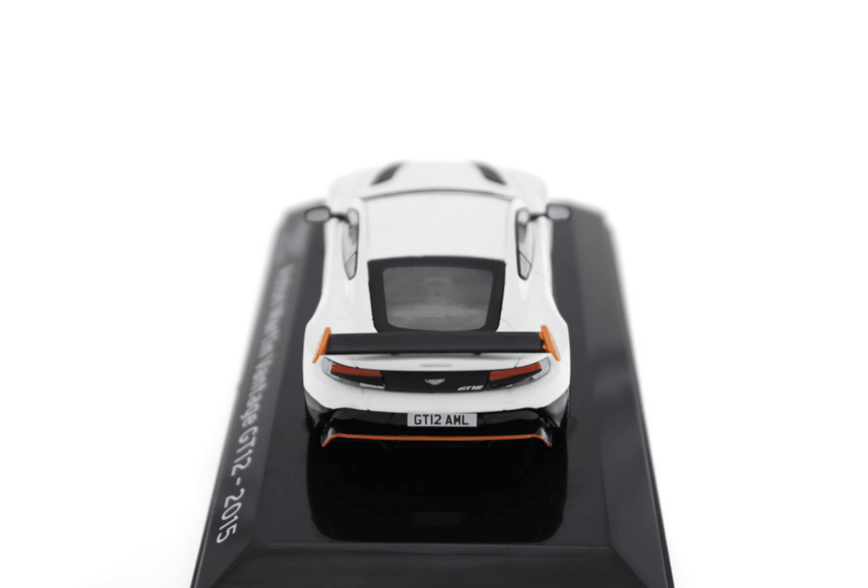 Aston Martin Vantage GT12 (2015) - 9